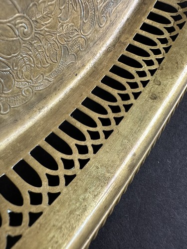 "Bandeja redonda de latón barra para servir 15"" grabada floral Hollywood Regency pátina de colección" - Imagen 3 de 24