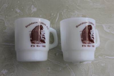PAIR OF ANCHOR HOCKING GRUNDSOW LODSCH #12 8'te Mol 1992 COFFEE MUGS