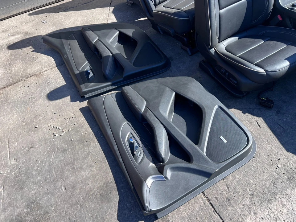 Chevy Traverse 2023 cuero asientos cubo paneles puertas traseras e interior moldura Foto 3 de 4