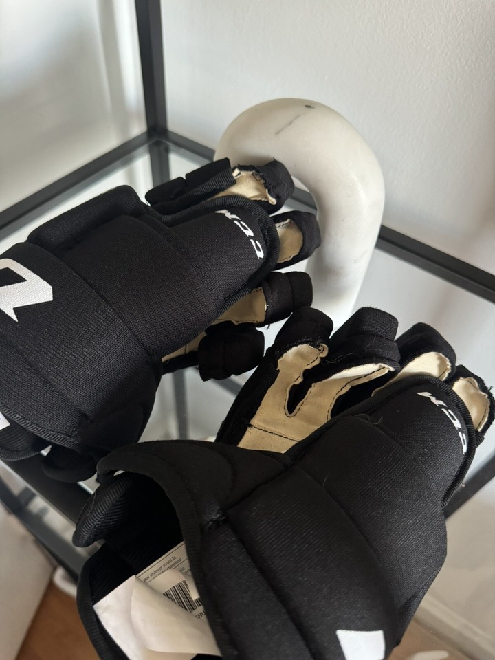 CCM Edge Junior Hockey Gloves 11 Inch 28cm Black Youth Size Amazing