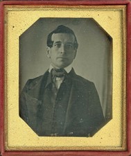 Retrato de hombre con rizo de pelo cerca de patilla (1/6 placa daguerrotipo)