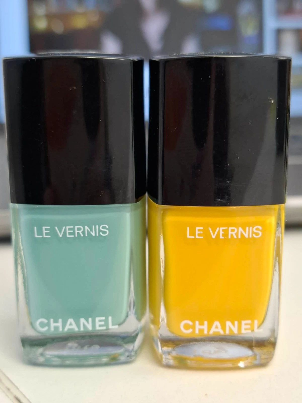 Set of 2 CHANEL Le Vernis Nail Polish- 590 Verde Pastello, 592 Giallo Napoli
Opens in a new window o