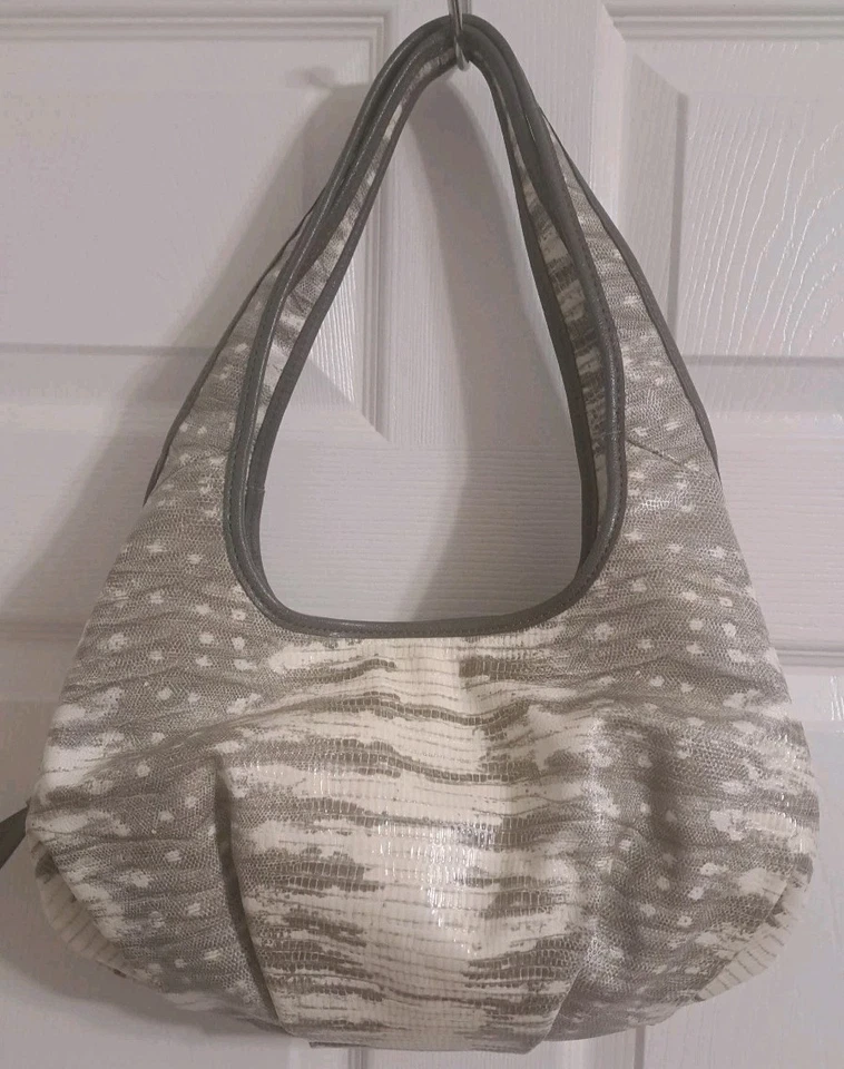 Bolso de mano Simply Vera Wang Hobo patrón de piel de serpiente gris blanco 12" x 8" Foto 2 de 4