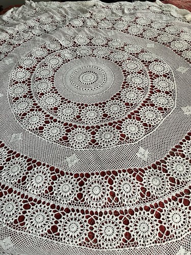 Mantel blanco redondo vintage de encaje de ganchillo a mano 84" de diámetro patrón de molinillos florales