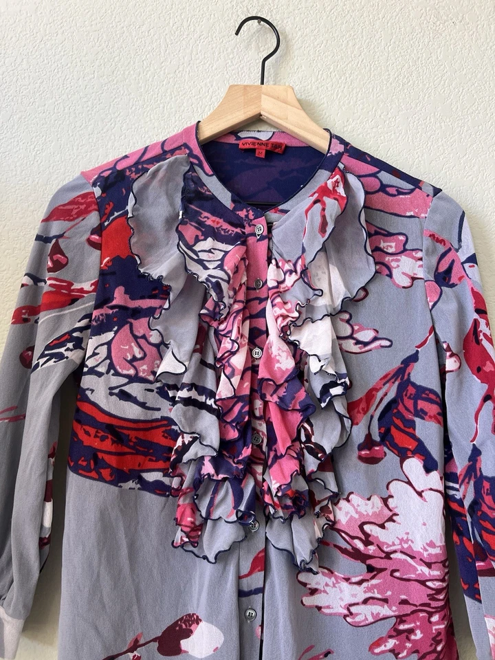 Top VIVIENNE TAM Rojo Doble Capa Transparente Floral Volantes Botón Talla M Foto 2 de 4