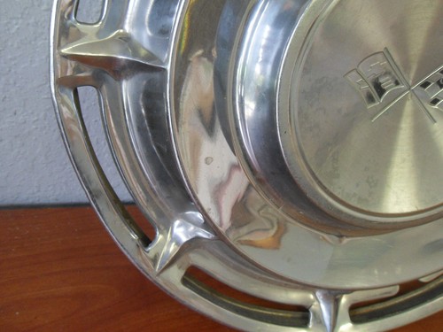 ONE Chevrolet Impala Corvette 60s OEM Wheel Cover. Chevy Crossed Flags GM VTG - Picture 6 of 11