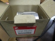 Honda OEM piston new 13102-890-010