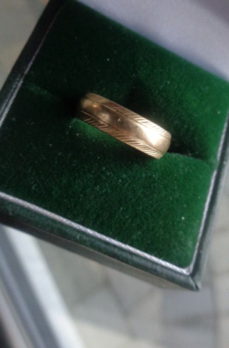 Vintage 9ct Yellow Gold Patterned Wedding Band Ring h/m 1984 London - size i / j - Picture 5 of 6