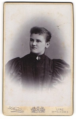 Fotografie A. Kaldori, Linz, Spittelwiese 5, Junge Dame im Kleid mit Kragenbros 