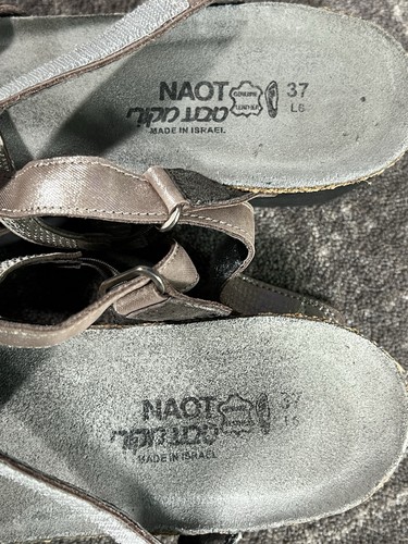 Naot Giovanna Damen-Pantoletten Sandalen Schlaufe goldfarben Leder verstellbarer Riemen US 6/6,5 EUR 37 - Bild 10 von 11