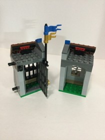 LEGO Castle: 70402 The Gatehouse Raid Complete NO BOX