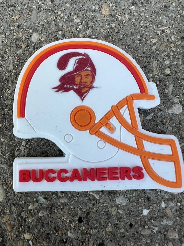 老式复古 TAMPA BAY BUCCANEERS 橡胶支架冰箱磁铁 2025 全新 — 第 3/4 张图片