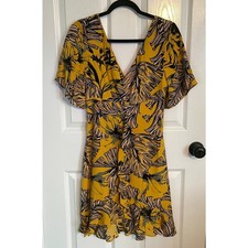 NWT GUESS Dress Yellow Palm Print Cascade Front V-Neck Ruffle Bottom Size Small