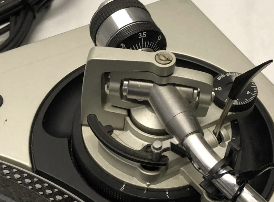 Tocadiscos Technics SL-1200MK5 plateado + SC35C con cartucho DJ excelente reproductor Foto 3 de 4