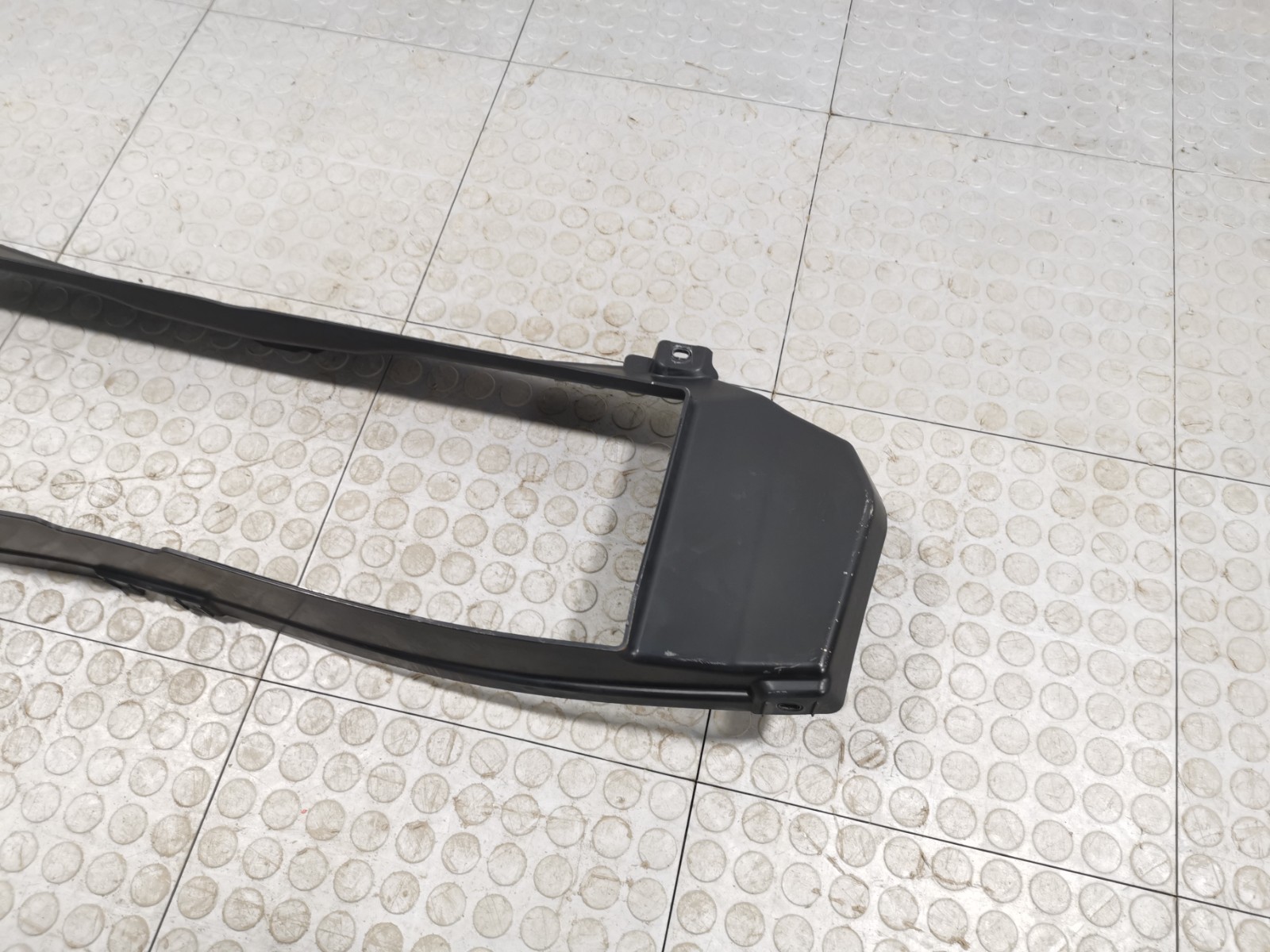 Maserati Levante 3.0 L AWD 2017 Front Center Radiator Air Guide Duct Panel OEM
