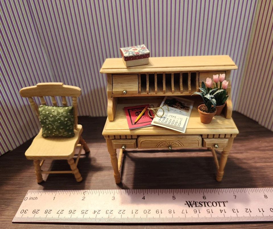 Lote de escrivaninha em miniatura para casa de bonecas levemente usada - escala 1:12 - Imagem 4 de 4