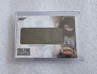 DIE KOMPLETTE JAMES BOND KOSTÜM RELIQUIENKARTE RC15 - BOMBENGRANATENSACK
