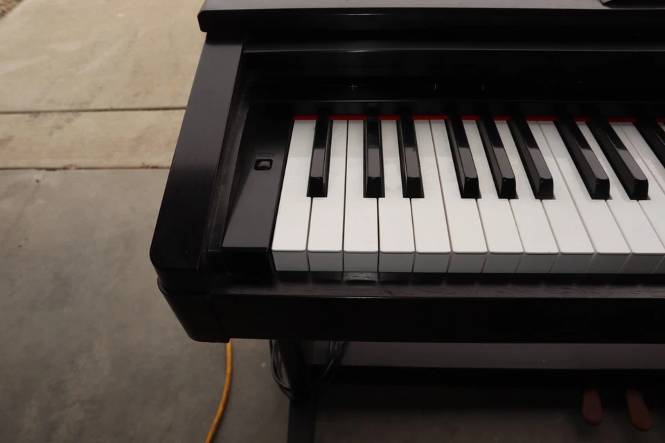 Used Yamaha Clavinova CLP-570 Digital Piano Keyboard SOME DAMAGE - Image 3 of 4