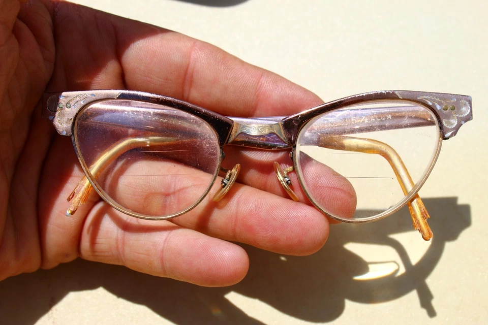 1950s Ladies Cats Eye, Victory 5 1/2 Aluminum with case, 1/10th 12 k Gold filled - Image 3 of 4