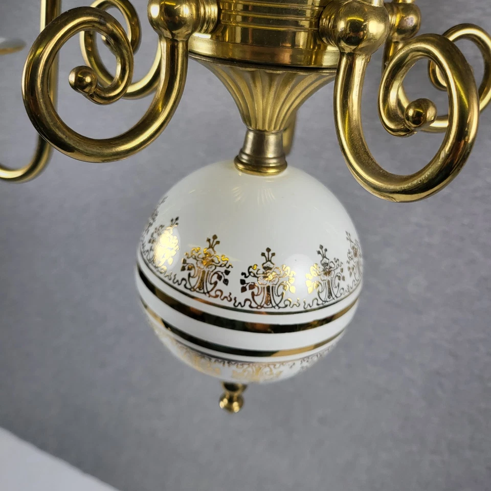 Lámpara de araña vintage Thomas Industries porcelana latón dorado y blanco de 5 brazos MCM Foto 4 de 4