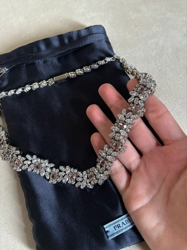 Collana Prada cristallo trasparente alla moda.