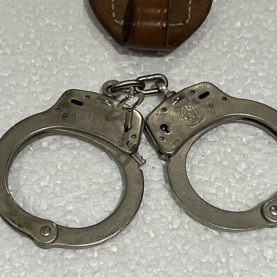 Smith & Wesson ハンドカフ=マックスセキュリティ Smith & Wesson Model 100 Cuff-Maxx High Security Handcuffs
