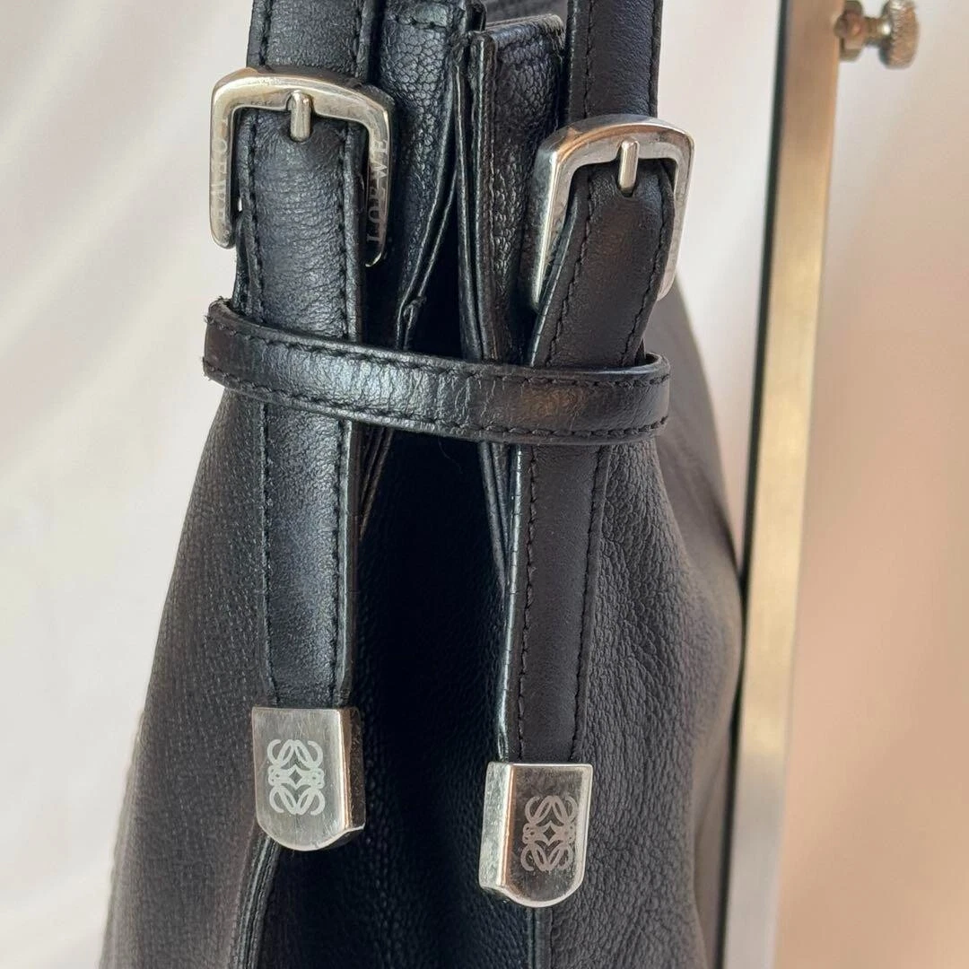 Borsa a tracolla Loewe con borchie anagramma nera usata pelle