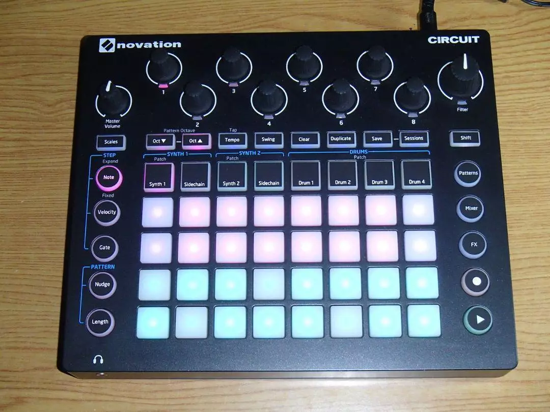 novation CIRCUIT Novation Circuit Synth + Sampler Black Very Good