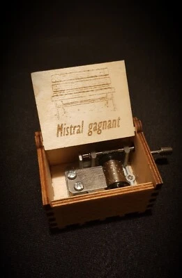 Boîte à musique en bois Renaud Mistral Gagnant - Personnalisable - Photo 1/3