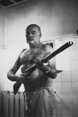 ERNEST HEMINGWAY HOLDING DOUBLE BARREL SHOTGUN FAMOUS JOURNALIST 4X6 POSTCARD