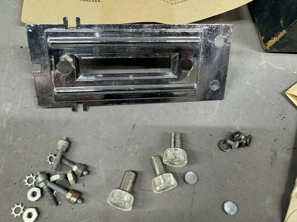 Nuevo de Lote Antiguo 1946 1947 1948 Chrysler Dodge Radio Philco Dash Kit de Instalación Bisel Perillas Foto 3 de 4