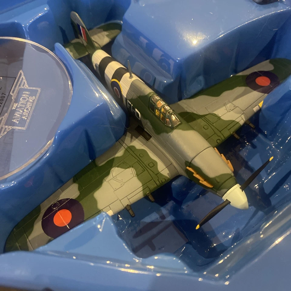 The Aviation Archive Limited Edition Hawker Hurricane MKIIC Die Cast 1:72  - Image 4 of 4