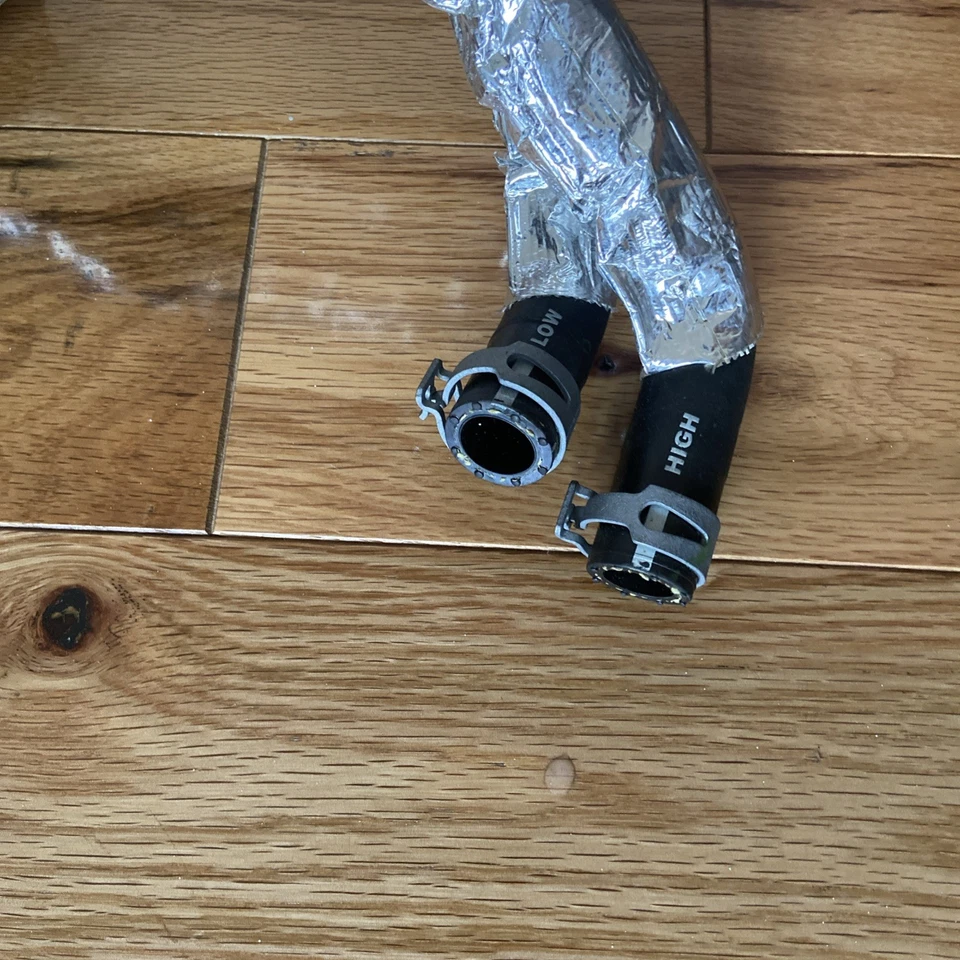 Manguera de enfriador de aceite de motor Ford 2009-2019 BA8Z-6A715-A nueva Foto 3 de 4