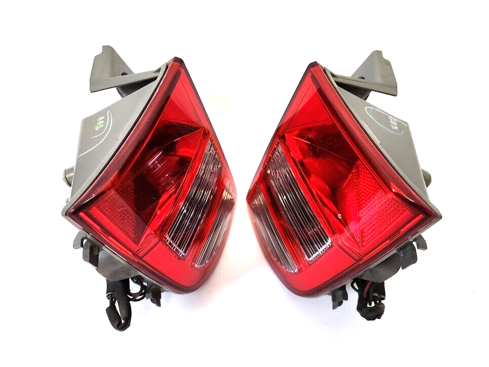 Toyota Isis Platana ZNM10 ZGM10 ANM10 Tail Lights Rear Lamps set