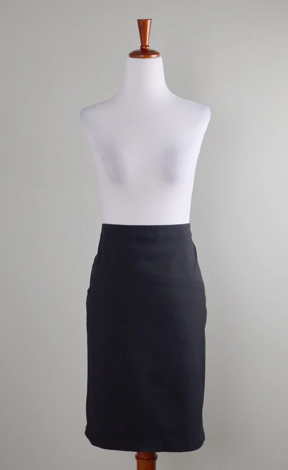 Falda lápiz de algodón con costura diagonal negra lisa ANNA MOLINARI $345 talla 46 Foto 2 de 4