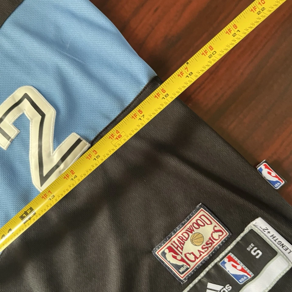 Camiseta Kyrie Irving Adidas Clásicos Madera Cosida Cavs Cavaliers NBA Pequeña Foto 3 de 4