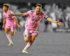 Inter Miami Lionel Messi en Uniforme Rosa Celebrando 4x6 Imagen Celebridad Prin