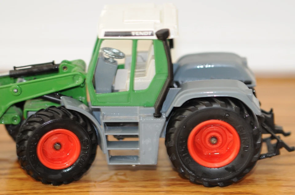 Siku 1:32 Fendt 4WD Farm Toy Tractor With Front Loader Diecast Agriculture Vehi - Image 2 of 4