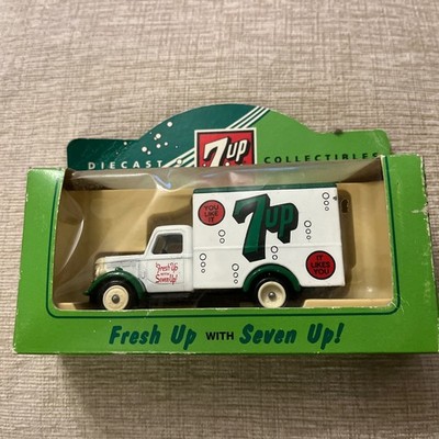Lledo  Model-SL70003 Ford Canvas Back Truck 7Up Limited Edition