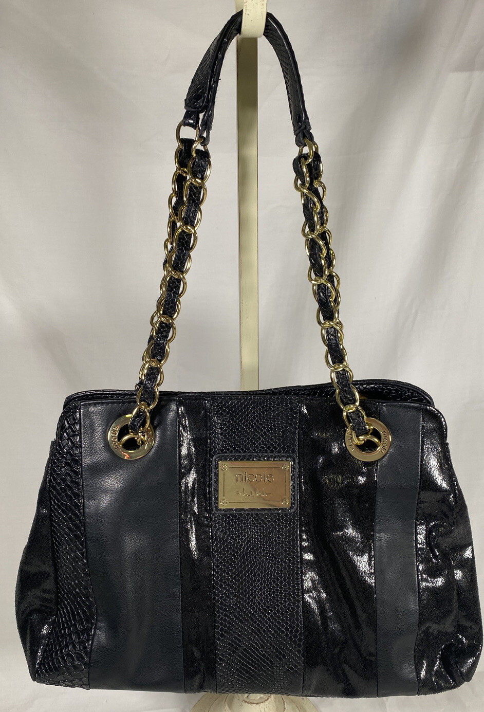 BEAUTIFUL PURSE BY NICOLE. PERFECT CONDITION.