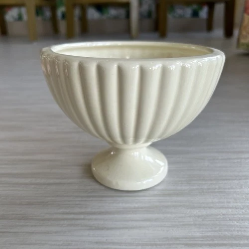 Haeger Pottery Ivory Ribbed Planter/vase. 5” X 6.25”. Excellent Condition