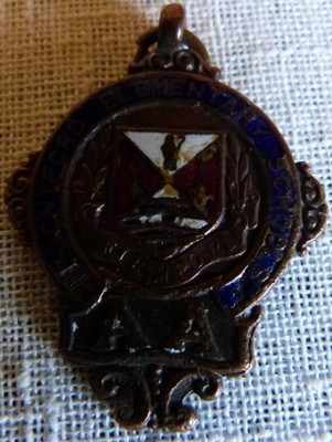 Vintage Brentford Grundschule AA emaillierte Medaille Weitsprung 2. Juni 1934