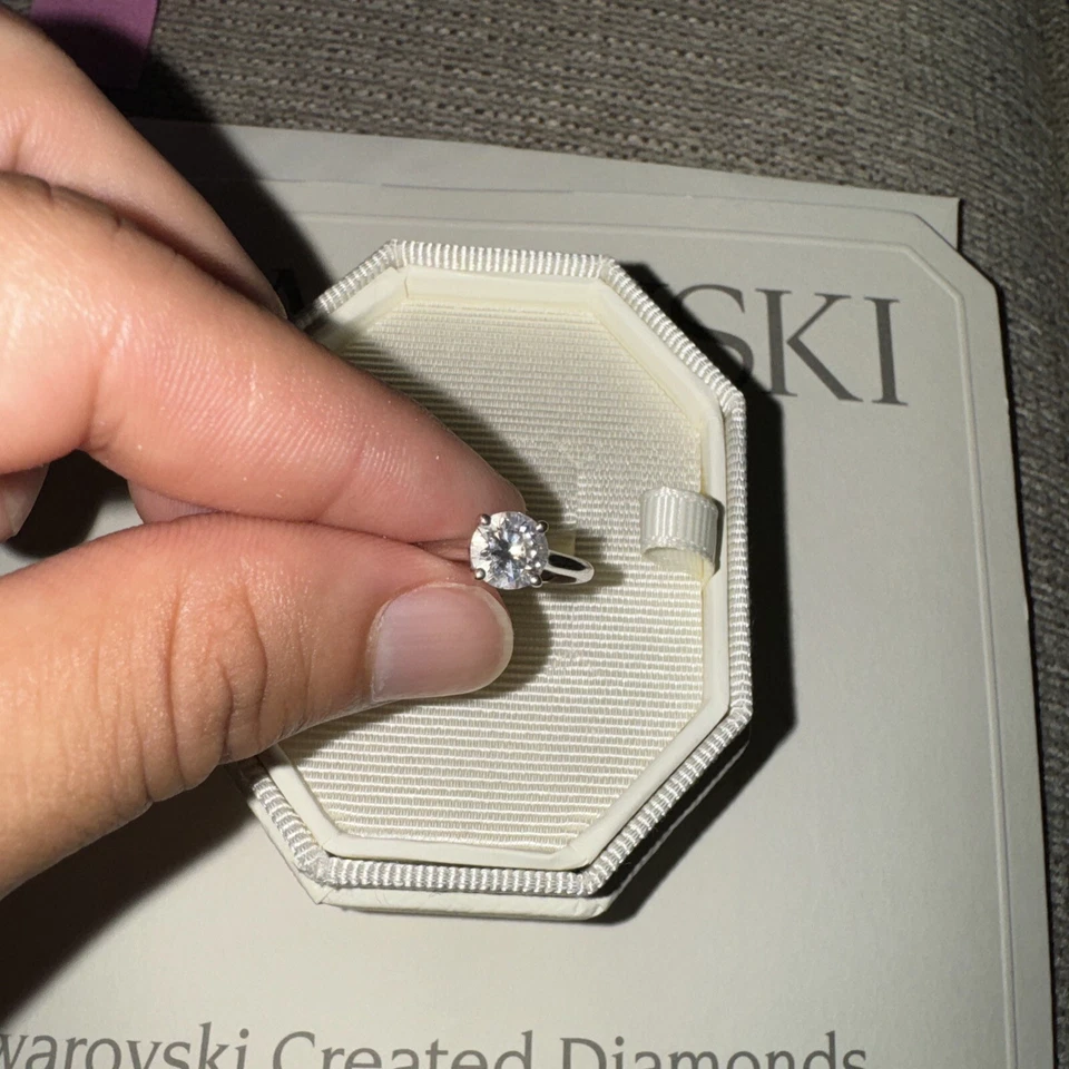 Anillo de compromiso Swarovski de diamantes cultivados en laboratorio de 1 quilate Foto 3 de 4