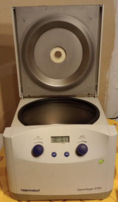 Eppendorf 5702 Centrifuge  Max 4400 rpm