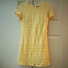 Lulus Women’s XS Yellow Mini Lace Shift Dress Short Sleeve Short Round Neck Zip