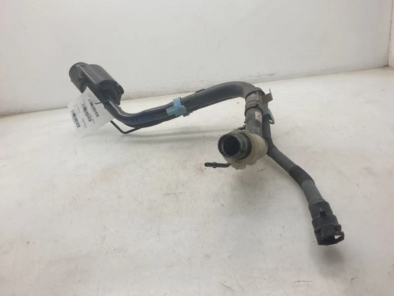 Toyota Yaris L 2014 1,5 L tracción delantera con cuello de llenado de combustible  Foto 3 de 4