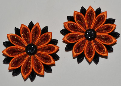 Paar handgefertigte schwarz & orange Blumen Haarspangen, Kanzashi