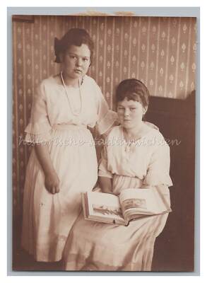 2 Women with Picture Book 1921 - Wallpaper Portrait - Old Photo 1920s