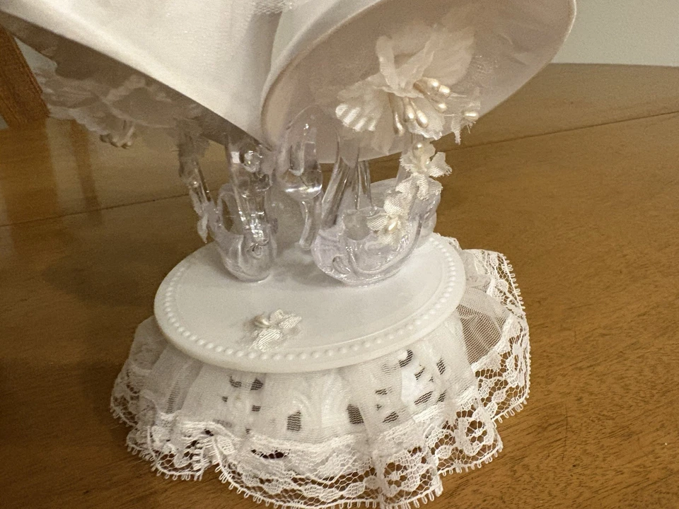 Campanas de satén blancas de tul con flores de encaje y cisnes de acrílico para adornos de pastel de boda Foto 2 de 4