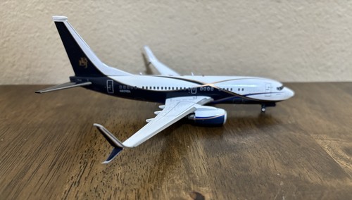 JC Wings Boeing 737-700 BBJ 1:200 Scale - Picture 10 of 12